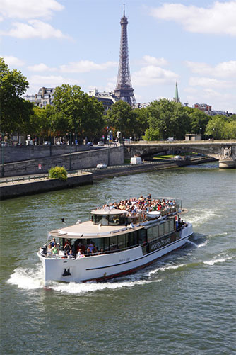 sightseeing boat tour paris